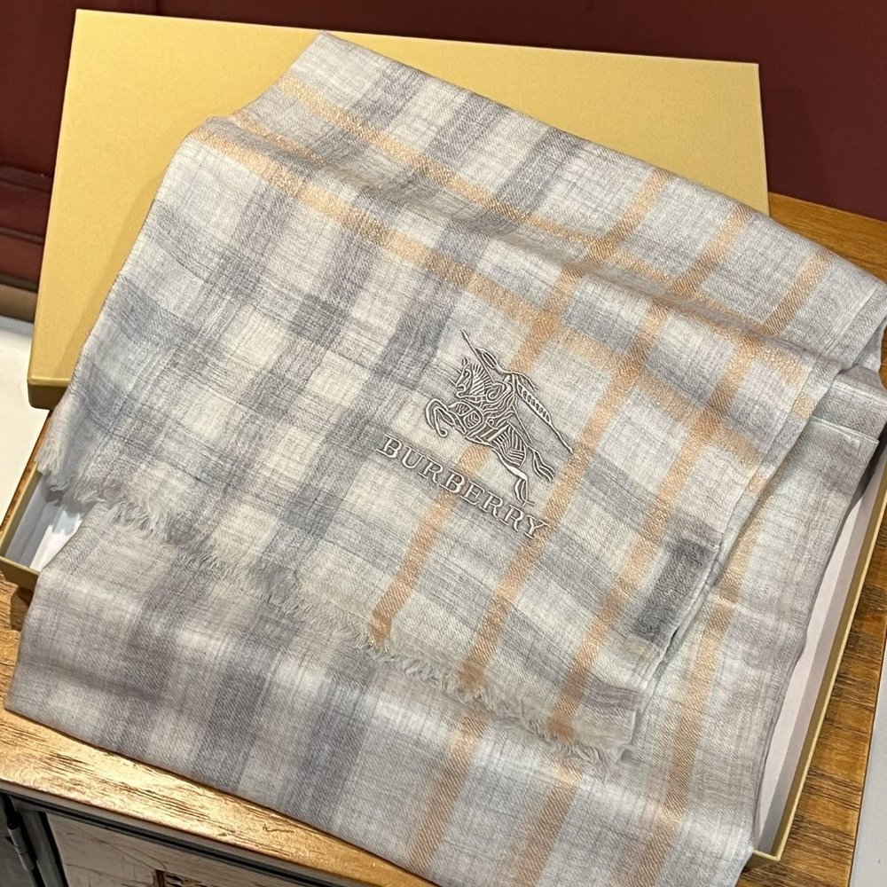 Burberry cashmere scarf - Picture 5 of 9